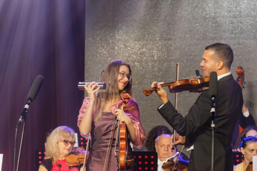 Orchestra Operei Vox, decorată de Primul Ministru în Malaezia, revine în ţară pentru Regalul Vienez
