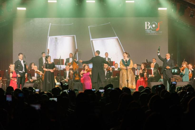 Orchestra Operei Vox, decorată de Primul Ministru în Malaezia, revine în ţară pentru Regalul Vienez 18864680