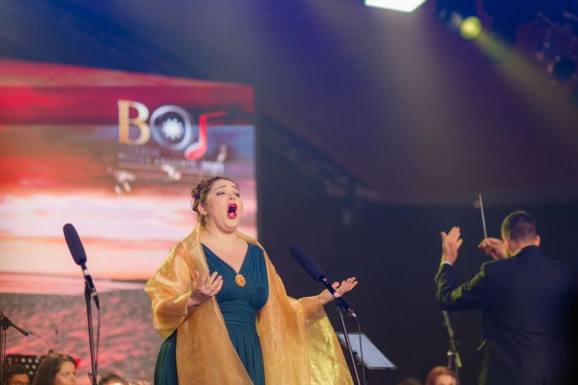 Orchestra Operei Vox, decorată de Primul Ministru în Malaezia, revine în ţară pentru Regalul Vienez 18864681