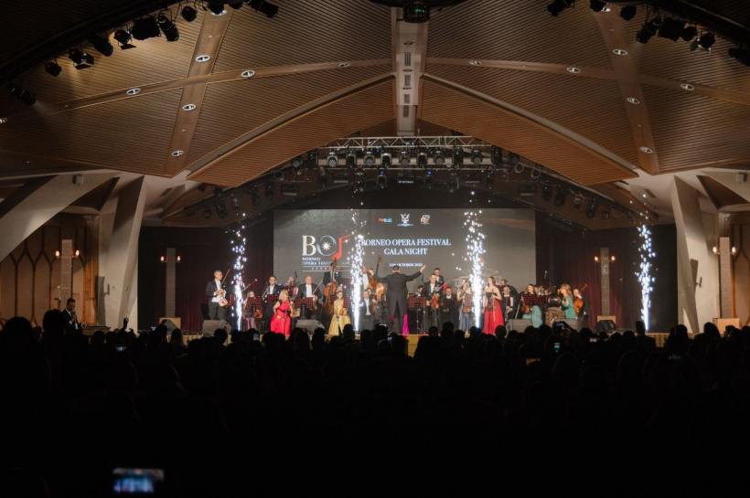 Orchestra Operei Vox, decorată de Primul Ministru în Malaezia, revine în ţară pentru Regalul Vienez 18864684