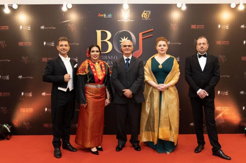 Orchestra Operei Vox, decorată de Primul Ministru în Malaezia, revine în ţară pentru Regalul Vienez 18864687