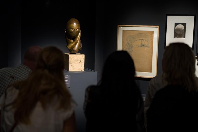 Peste 30.000 de bilete rezervate în doar 2 săptămâni de la deschiderea expoziției „Brâncuși: surse românești și perspective universale” 18864880