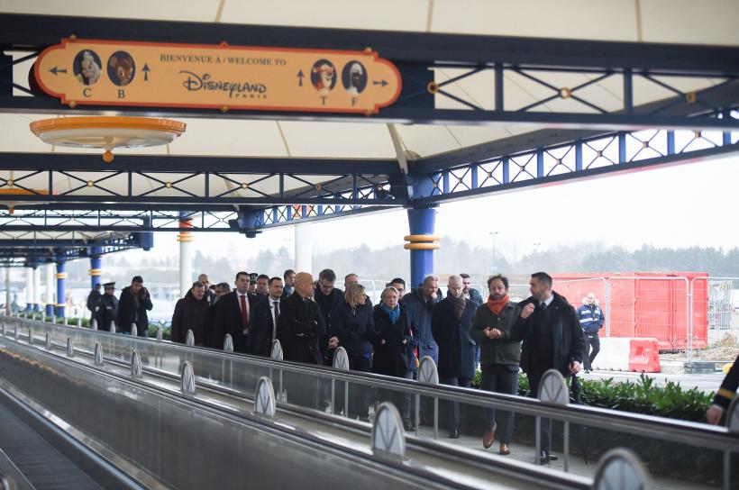 Un Dorel din Franța a trimis un tren plin cu membri ai Parlamentului European la Disneyland Paris