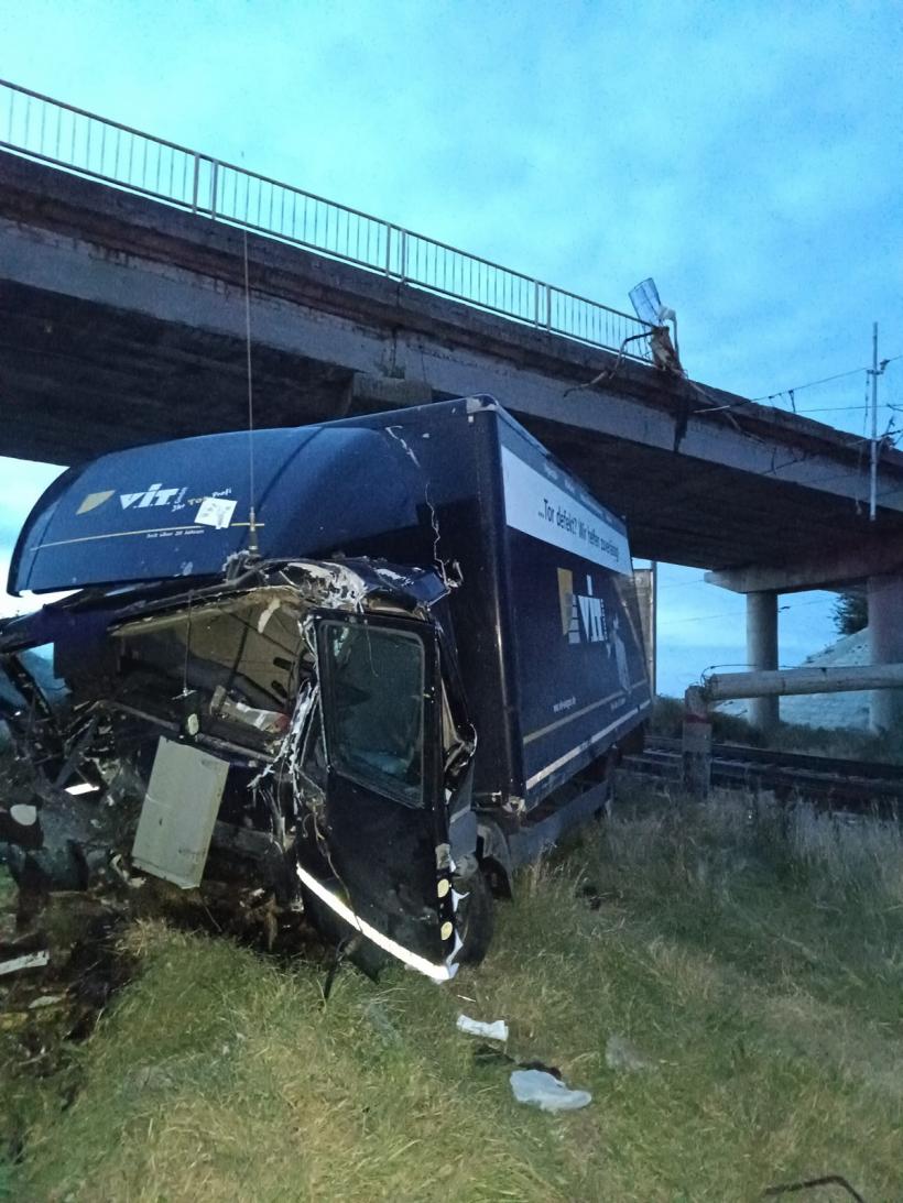 Un tir a căzut de pe un pod din Brăila! Camionul a aterizat pe calea ferată și a blocat trenurile
