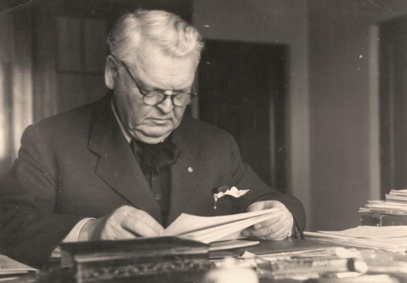 Mihail Sadoveanu, fiul lui Dumnezeu, al babelor și-al descântecelor 18865016