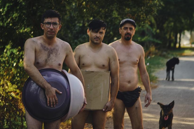 Liviu Vârciu, Răzvan Fodor, Cosmin Natanticu şi Ştefan Pavel, desculţi şi dezbrăcaţi, într-un sat de lângă Bucureşti 18865374