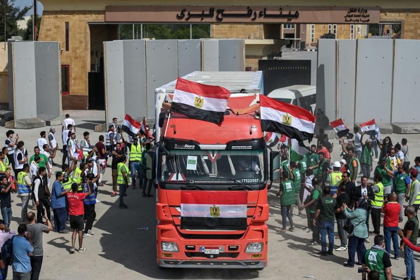 Un convoi format din 17 camioane a intrat în Fâșia Gaza 18865721