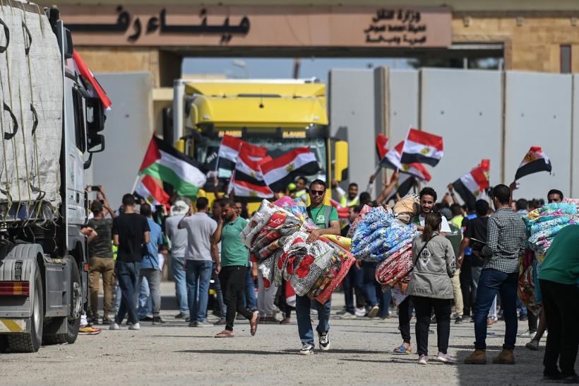 Un convoi format din 17 camioane a intrat în Fâșia Gaza 18865722