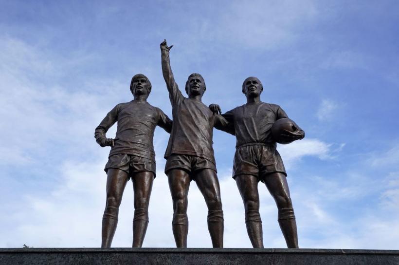 Fanii îi aduc un omagiu lui Bobby Charlton pe Old Trafford