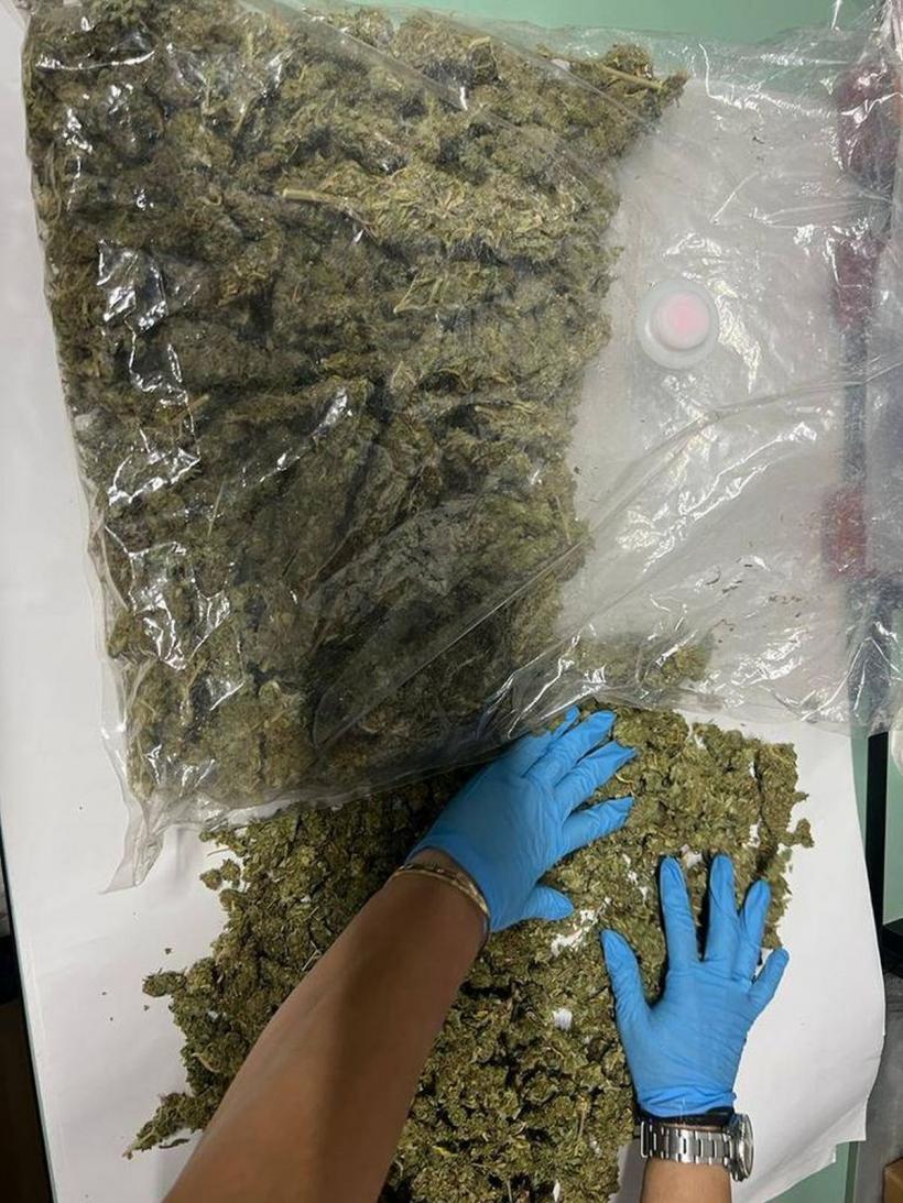 Peste 1 kg de canabis, descoperit de câinele Athos 18865858