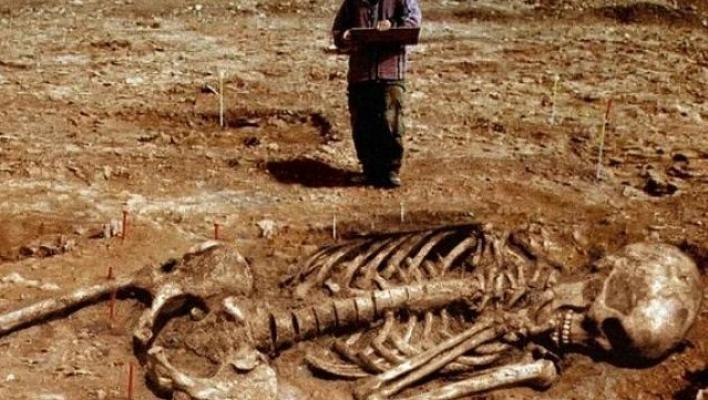 Schelete umane, descoperite într-un mormânt vechi de 5.000 de ani din Scoția