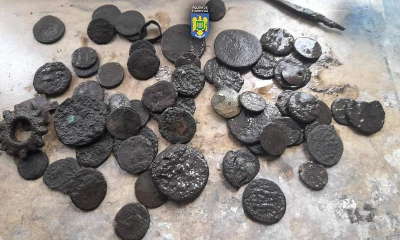 Zeci de monede din bronz şi argint de proveniență romană în bagajul unor căutători de comori bulgari