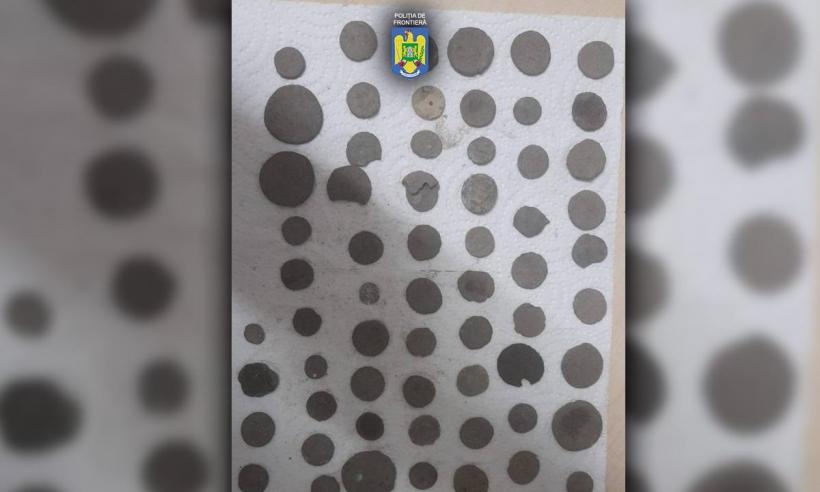 Zeci de monede din bronz şi argint de proveniență romană în bagajul unor căutători de comori bulgari 18865939