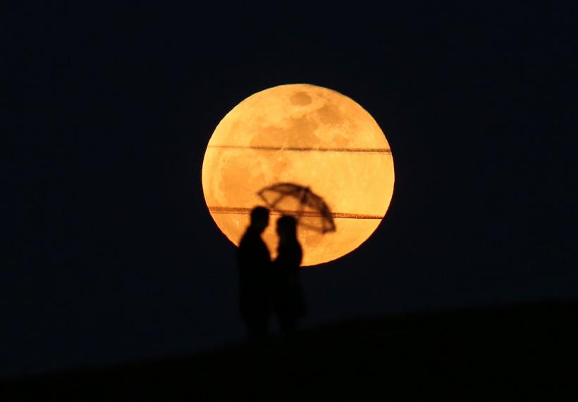 Influența Eclipsei totale de Lună plină în Taur asupra zodiilor