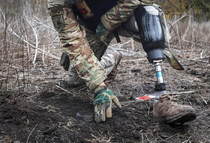 14 geniști ucrainieni care și-au pierdut membrele în război se întorc pe front pentru îndepărtarea minelor