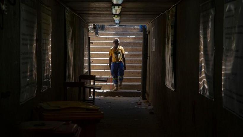 Peste 500 de persoane sunt ținute ostatice într-o mină de aur din Africa de Sud
