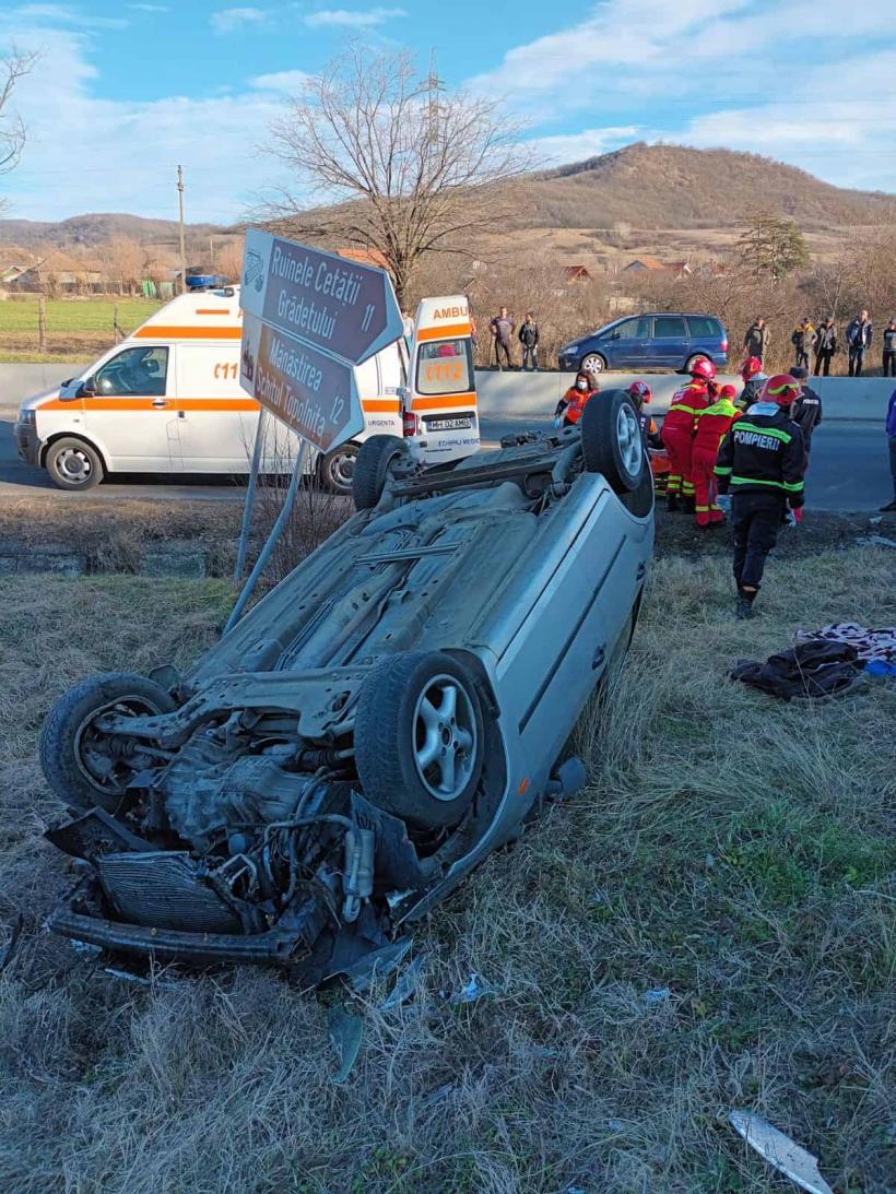 Un mort și trei răniți după ce o mașină s-a răsturnat la Lețcani