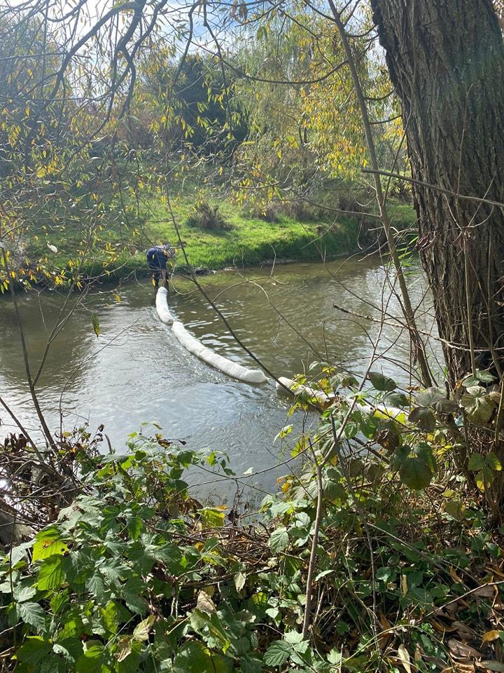 Poluare cu produse petrolier a râului Cibin din Sibiu 18866507