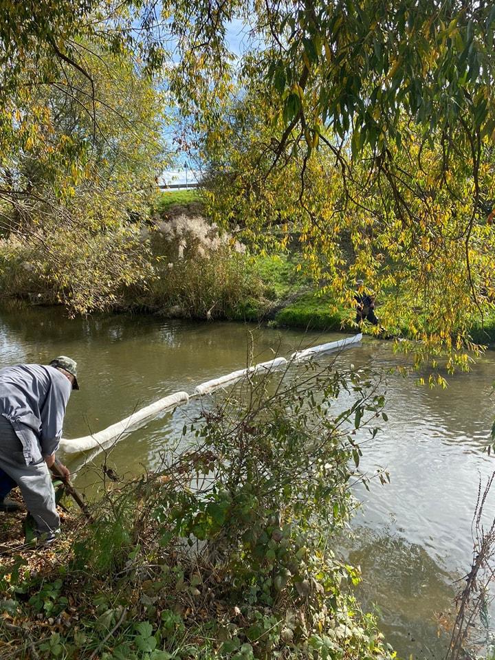 Poluare cu produse petrolier a râului Cibin din Sibiu 18866508