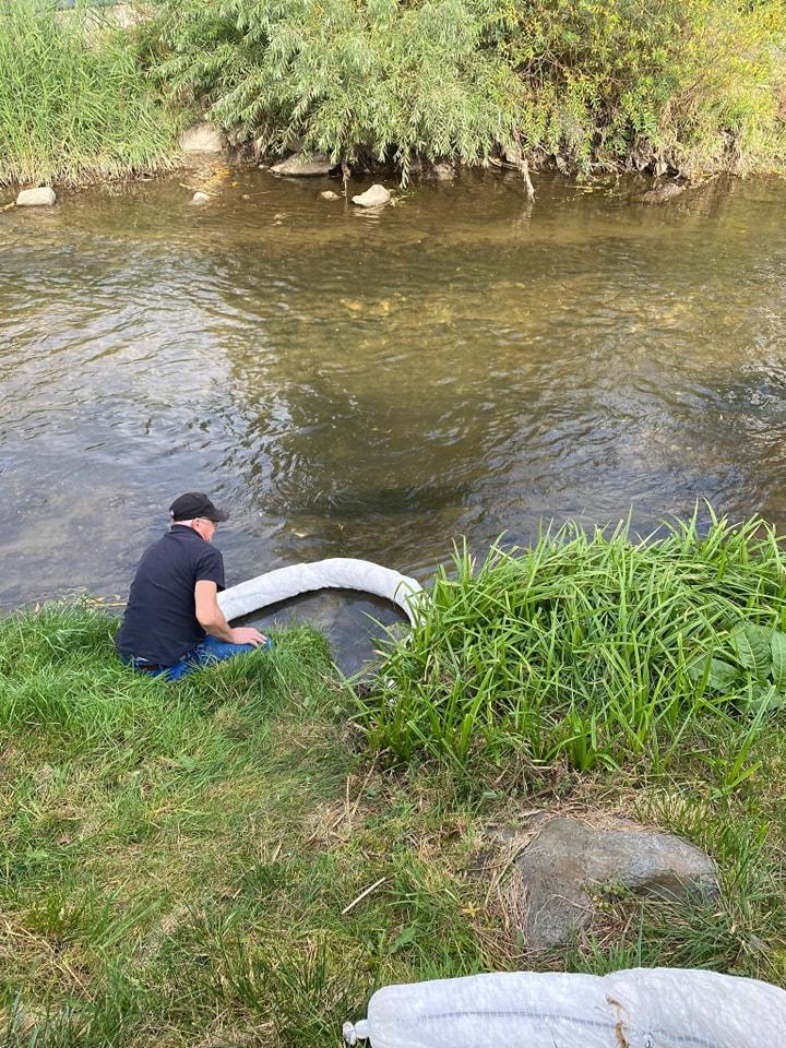 Poluare cu produse petrolier a râului Cibin din Sibiu 18866509