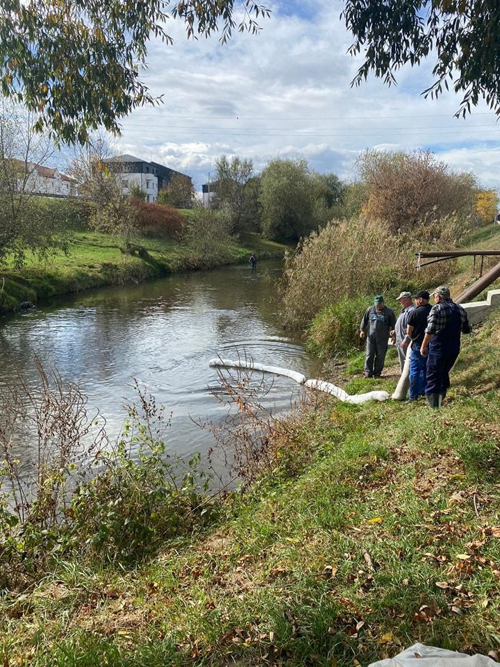 Poluare cu produse petrolier a râului Cibin din Sibiu 18866510