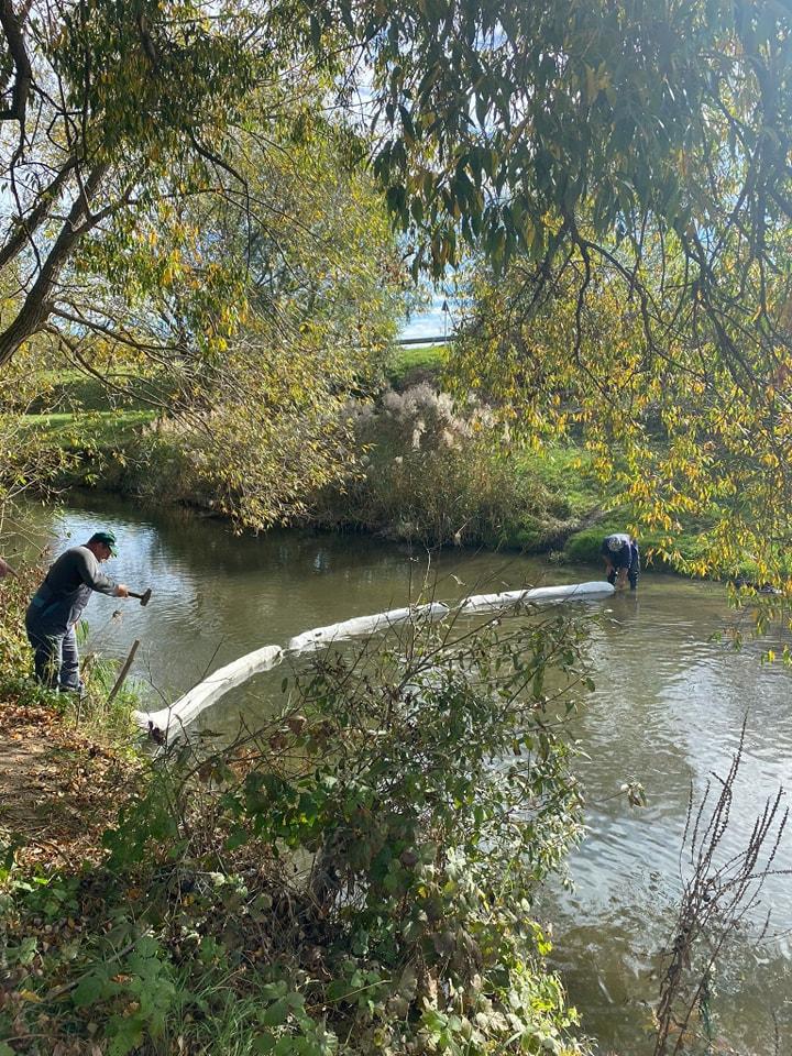 Poluare cu produse petrolier a râului Cibin din Sibiu 18866512