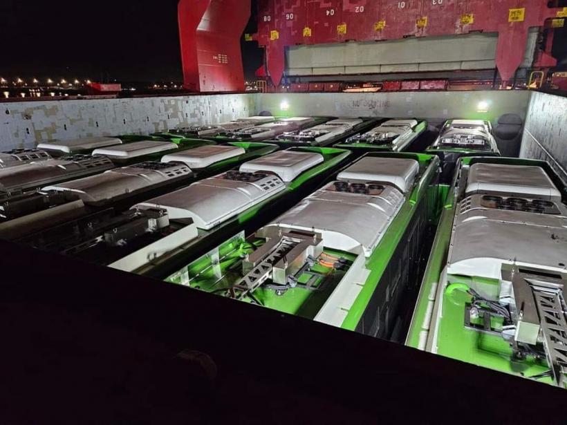 Primele 51 de autobuze electrice cumpărate de Primăria Capitalei au ajuns în Portul Constanța