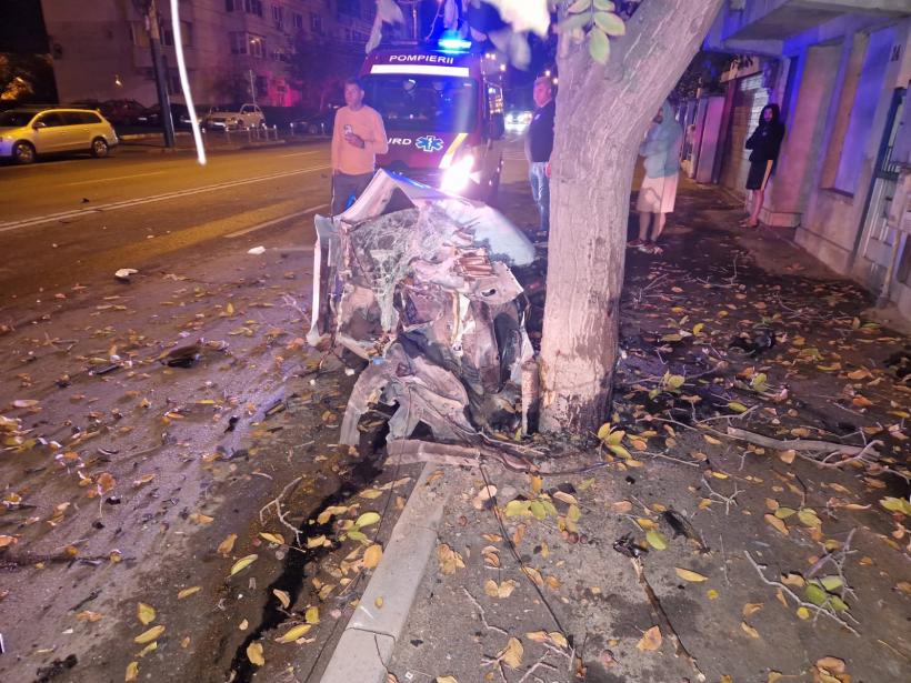 Accident cumplit pe un bulevard din Constanța: un tânăr a murit, după ce a fost proiectat în afara mașinii