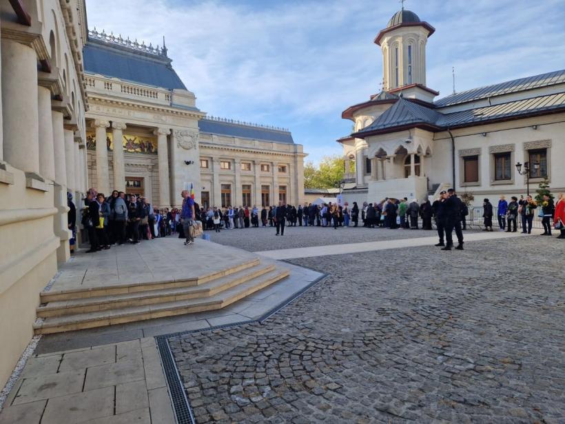 Între ciungi, săraci și șmecheri, la moaște: „Fă-mă șef de post”! Sfântul Dumitru, trimis în misiuni de salvare și promovare 18866486