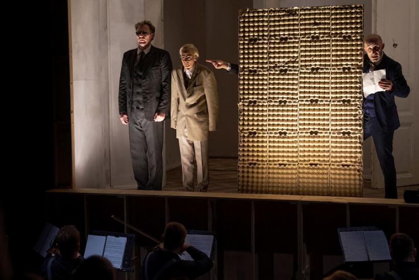 Spectacolul Tinerii barbari la Festivalul Național de Teatru! 18866629