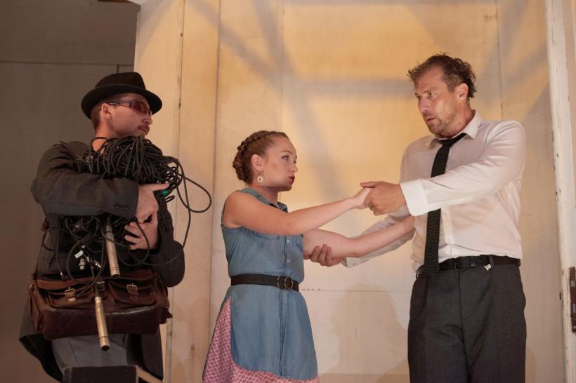 Spectacolul Tinerii barbari la Festivalul Național de Teatru! 18866632