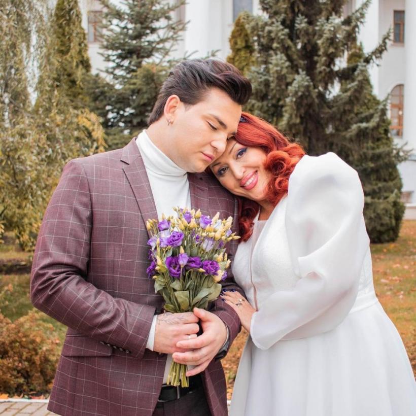 O mamă s-a căsătorit cu fiul ei adoptiv, cu 31 de ani mai tânăr decât ea 18866761