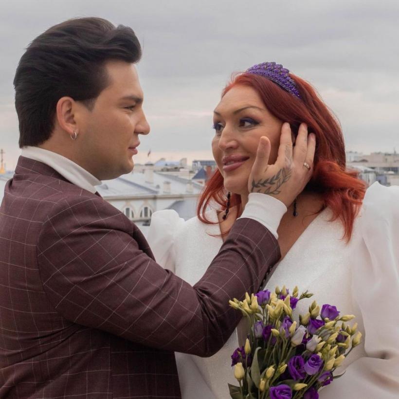 O mamă s-a căsătorit cu fiul ei adoptiv, cu 31 de ani mai tânăr decât ea 18866762