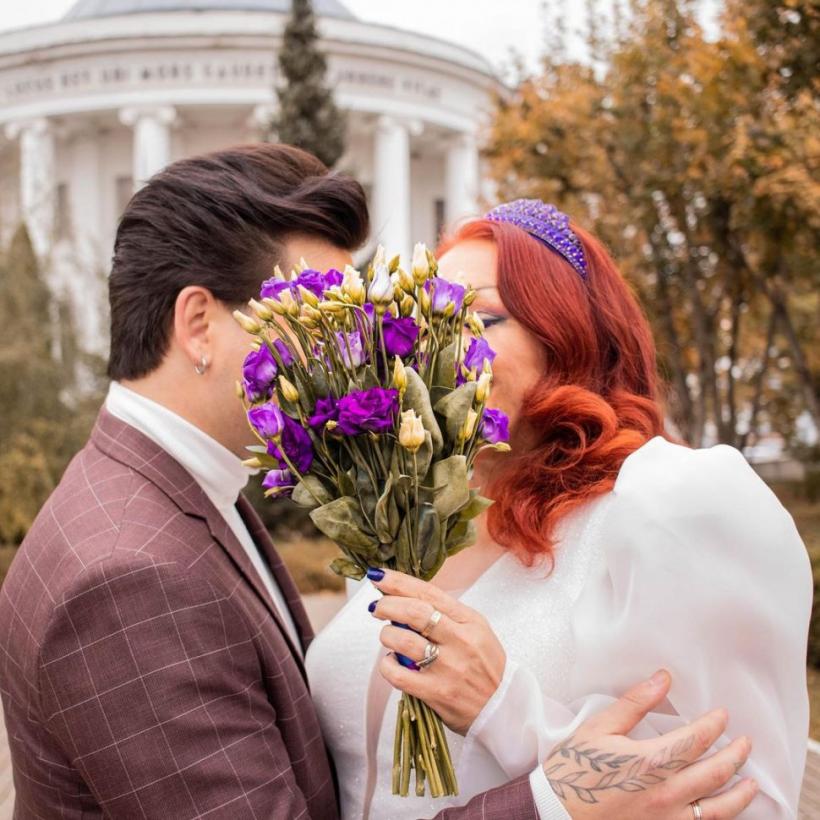 O mamă s-a căsătorit cu fiul ei adoptiv, cu 31 de ani mai tânăr decât ea 18866763