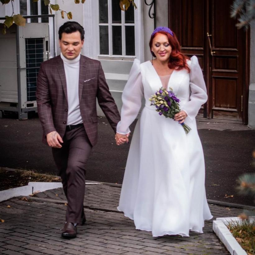 O mamă s-a căsătorit cu fiul ei adoptiv, cu 31 de ani mai tânăr decât ea 18866764