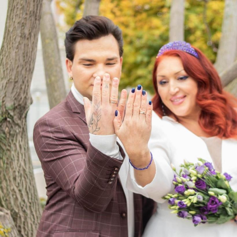 O mamă s-a căsătorit cu fiul ei adoptiv, cu 31 de ani mai tânăr decât ea 18866765