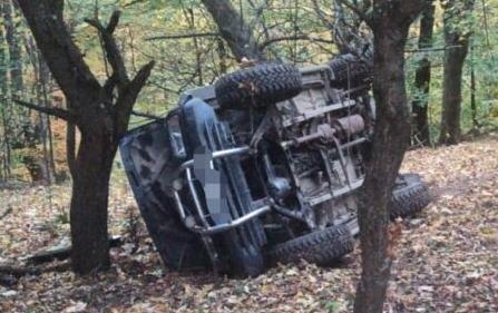 Accident fatal: Un tânăr a murit după ce s-a răsturnat cu mașina într-o pădure din Argeș