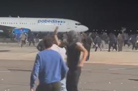 Avion din Israel, atacat de zeci de bărbați la aterizarea în Rusia. Oamenii strigau Allah Akbar