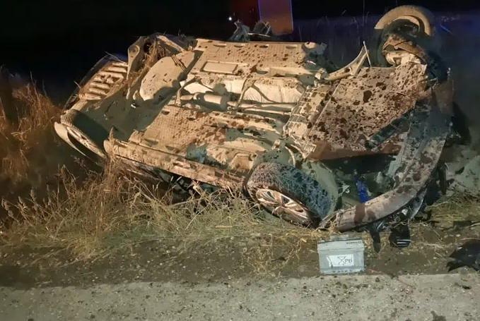 Trei băieți și o fată au fost la un pas de moarte după ce s-au răsturnat cu mașina, la Botoșani 18866866