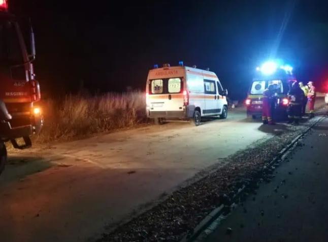 Trei băieți și o fată au fost la un pas de moarte după ce s-au răsturnat cu mașina, la Botoșani 18866867