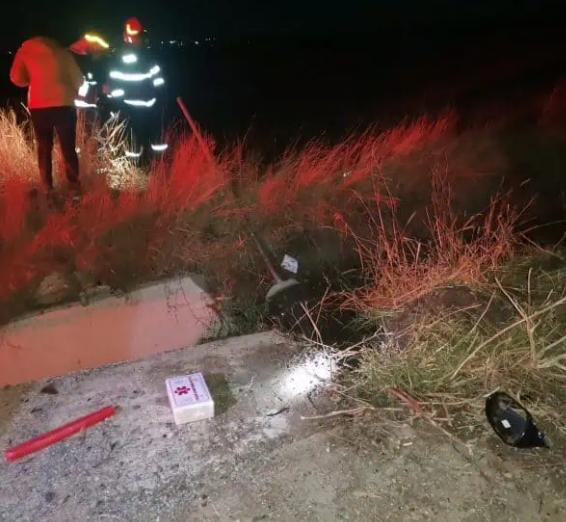 Trei băieți și o fată au fost la un pas de moarte după ce s-au răsturnat cu mașina, la Botoșani 18866868