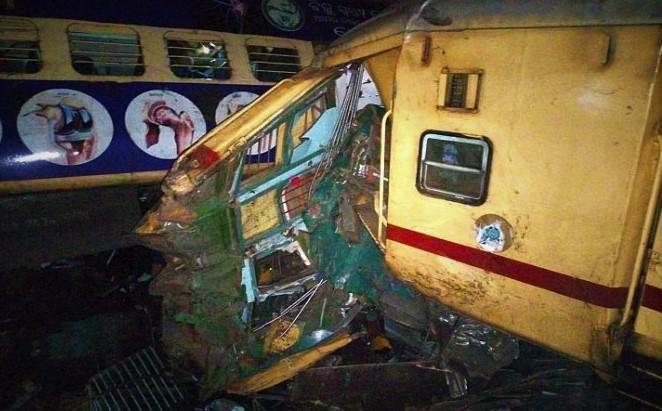 Două trenuri s-au ciocnit în India. Cel puțin 10 persoane au fost murit