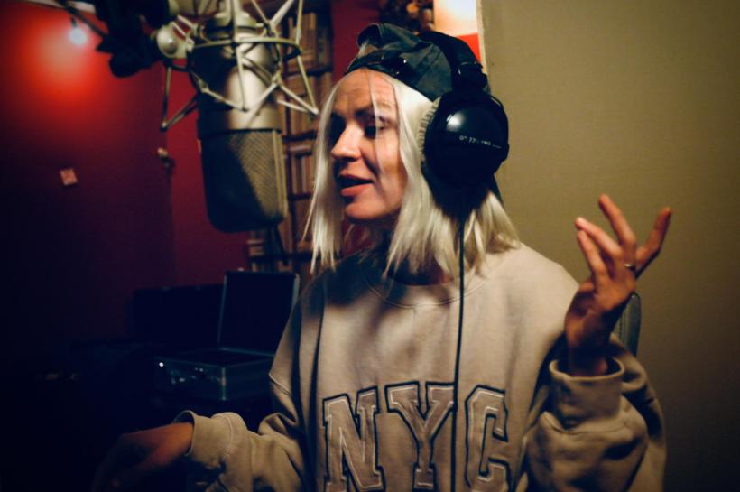 Zece dintre cele mai vechi şi iubite basme norvegiene ajung la părinţi, copii şi bunici din întreaga ţară şi din diaspora, sub forma unui podcast gratuit în lectura actriţei sibiene Iulia Popa 18866821