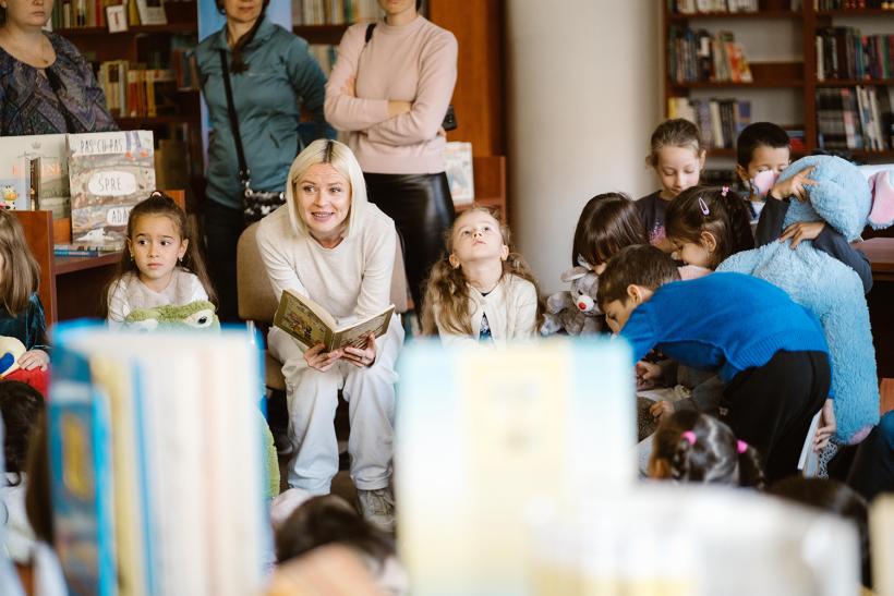 Zece dintre cele mai vechi şi iubite basme norvegiene ajung la părinţi, copii şi bunici din întreaga ţară şi din diaspora, sub forma unui podcast gratuit în lectura actriţei sibiene Iulia Popa