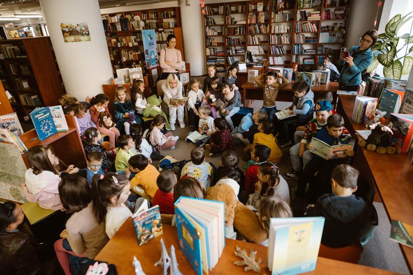 Zece dintre cele mai vechi şi iubite basme norvegiene ajung la părinţi, copii şi bunici din întreaga ţară şi din diaspora, sub forma unui podcast gratuit în lectura actriţei sibiene Iulia Popa 18866824