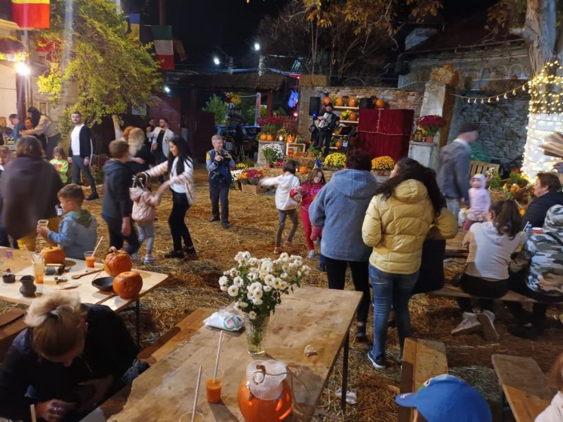 Vals în ogradă, la Pietroșița de Dâmbovița. Sărbătoarea Dovleacului, în stil autentic românesc 18866939