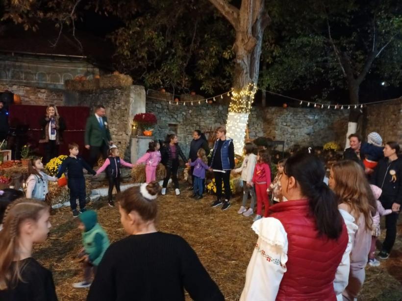 Vals în ogradă, la Pietroșița de Dâmbovița. Sărbătoarea Dovleacului, în stil autentic românesc 18866940