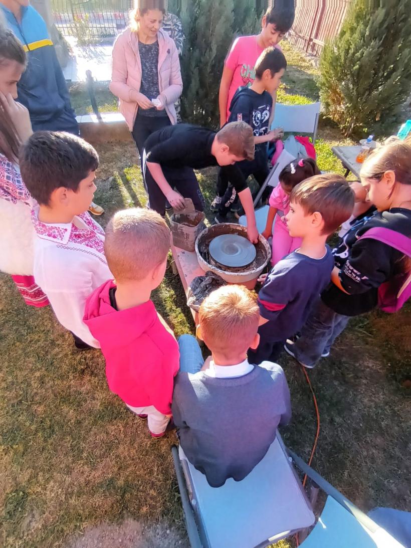 Vals în ogradă, la Pietroșița de Dâmbovița. Sărbătoarea Dovleacului, în stil autentic românesc 18866942