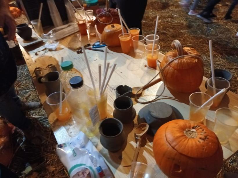 Vals în ogradă, la Pietroșița de Dâmbovița. Sărbătoarea Dovleacului, în stil autentic românesc 18866943