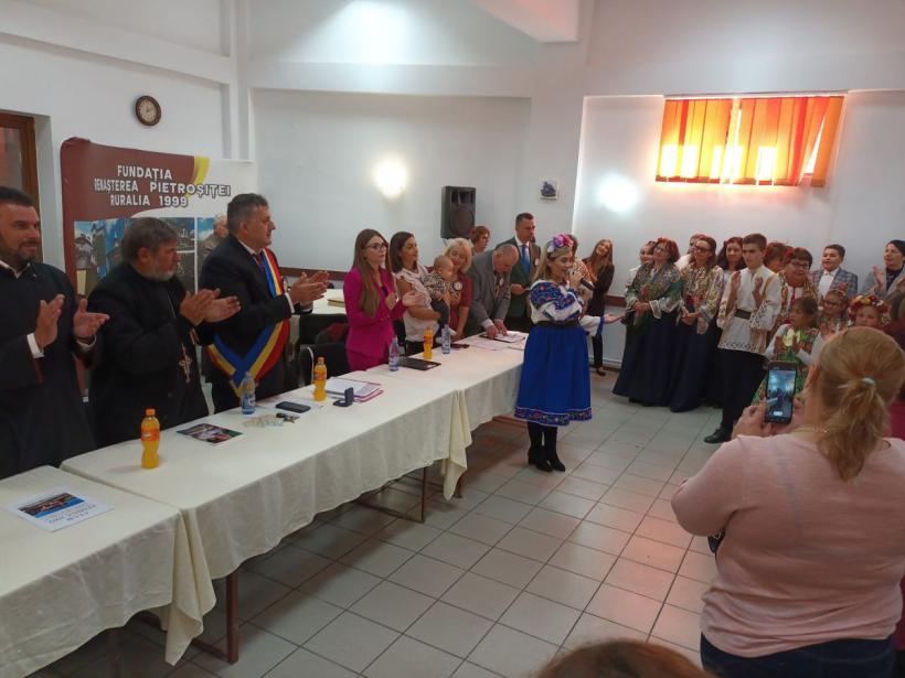 Vals în ogradă, la Pietroșița de Dâmbovița. Sărbătoarea Dovleacului, în stil autentic românesc 18866944